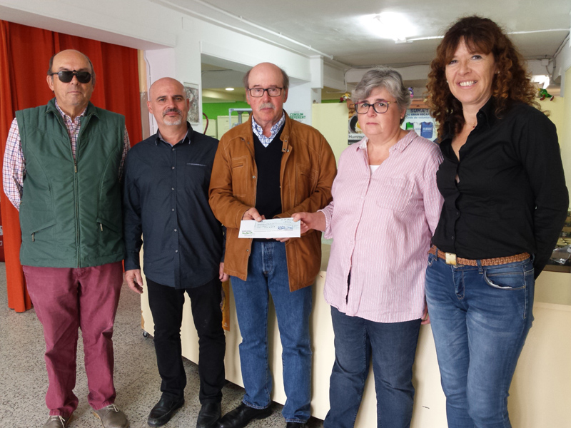 El lliurament es va fer a l'EDAP amb representants del club de golf, l'Ajuntament i Càritas. (Foto: Ajuntament de Palamós).