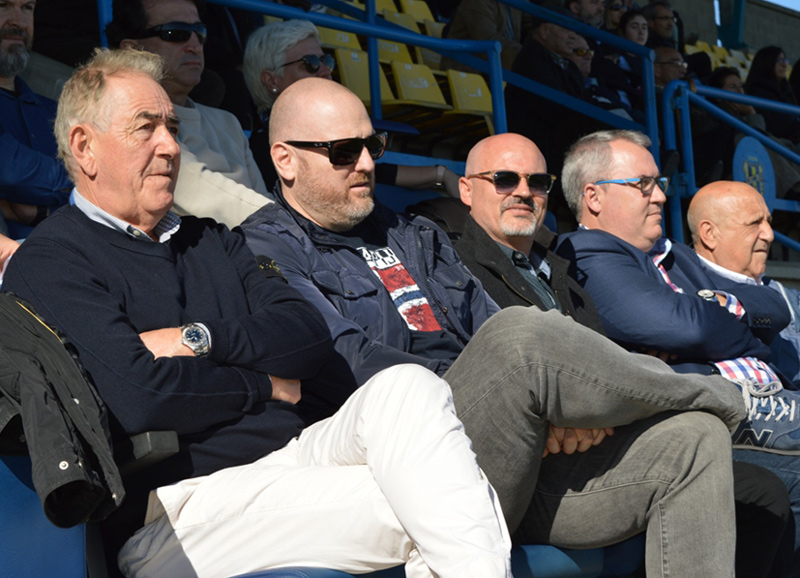 Pere Caixàs, a l'esquerra de la imatge, a la llotja de l'Estadi, al costat del president Patxi Otamendi.