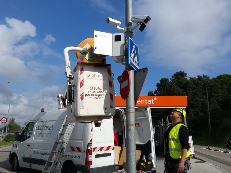 Operaris muntant el sistema de càmeres de videovigilància en un dels accessos a La Fosca. (Foto: Ajuntament de Palamós).