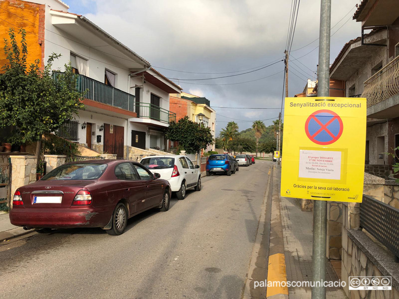 Senyalització al carrer de Gavarres informant que demà s'hi farà una neteja intensiva.