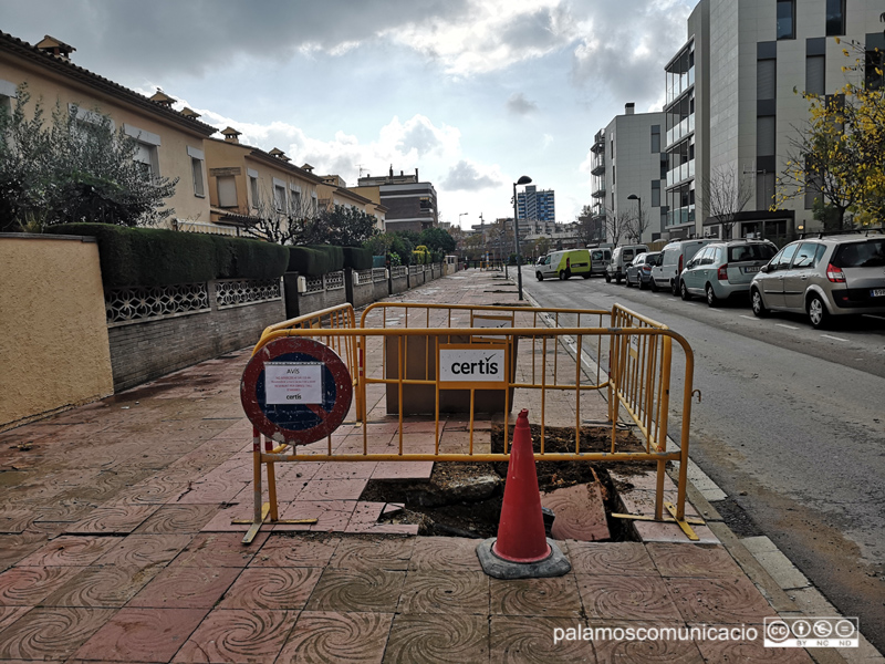 S'han tret els arbres i s'han començat les obres per al nou tram de carril bici.