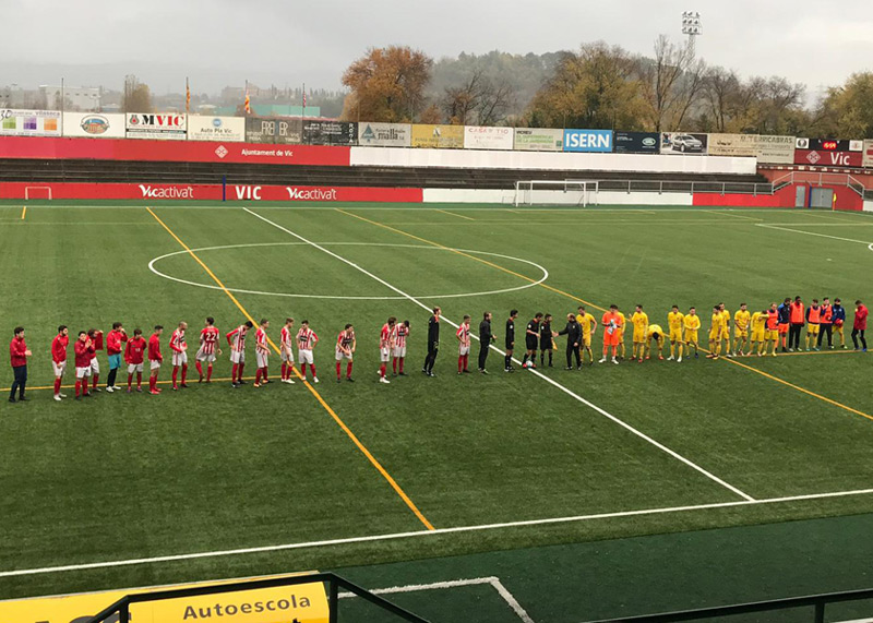 Els jugadors del Vic i Palamós i la tripleta arbitral abans de començar el partit. (Foto: twitter Palamós CF).