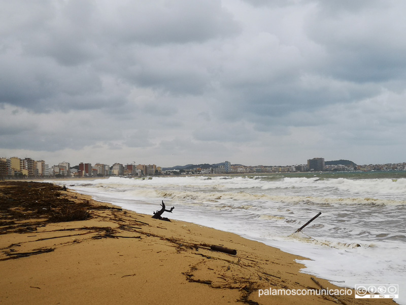 Efectes del temporal des de la platja de Torre Valentina.