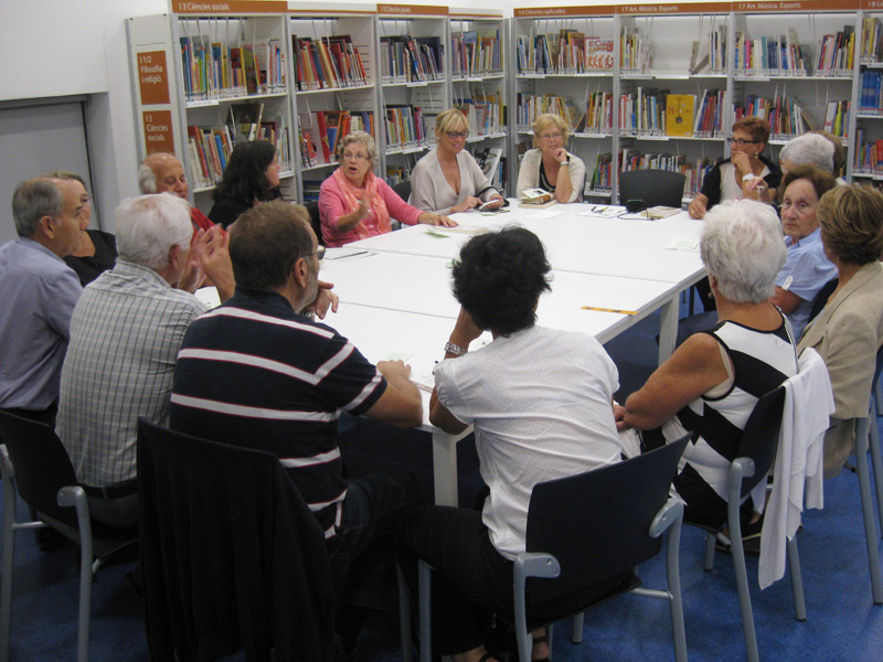 Grup de 'Llegir el teatre' de la biblioteca de Palamós. (Foto: Biblioteca Lluís Barceló i Bou).