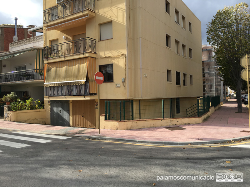 L'immoble situat al número 97 del carrer de la Indústria, fent cantonada amb el carrer de Nàpols.