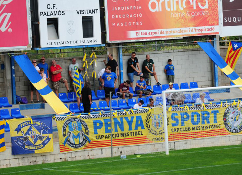 La Penya Sport i el Palamós CF col·laboren en una campanya de recollida d'aliments. (Foto: Quim Roca).