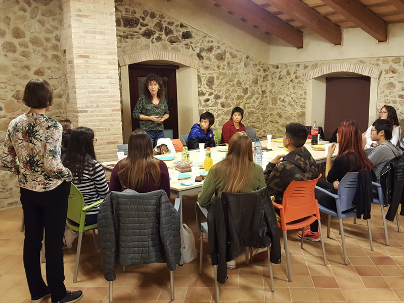 La regidora Natàlia Casellas amb els participants del projecte Rossinyol al local del Mas Guàrdies. (Foto: Ajuntament de Palamós).