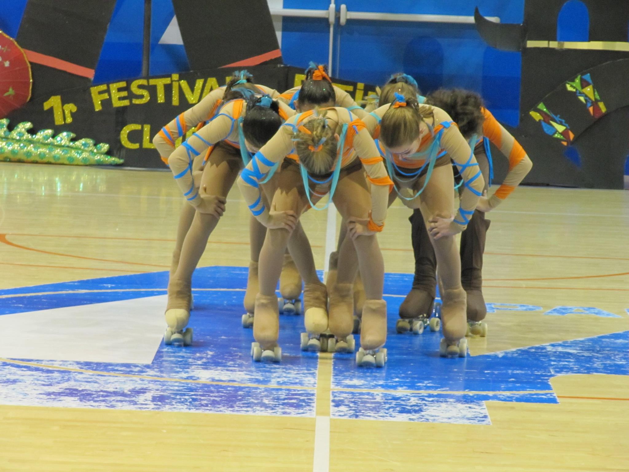 Patinadores durant una exhibició. (Foto: Facebook Patinatge Club Palamós).