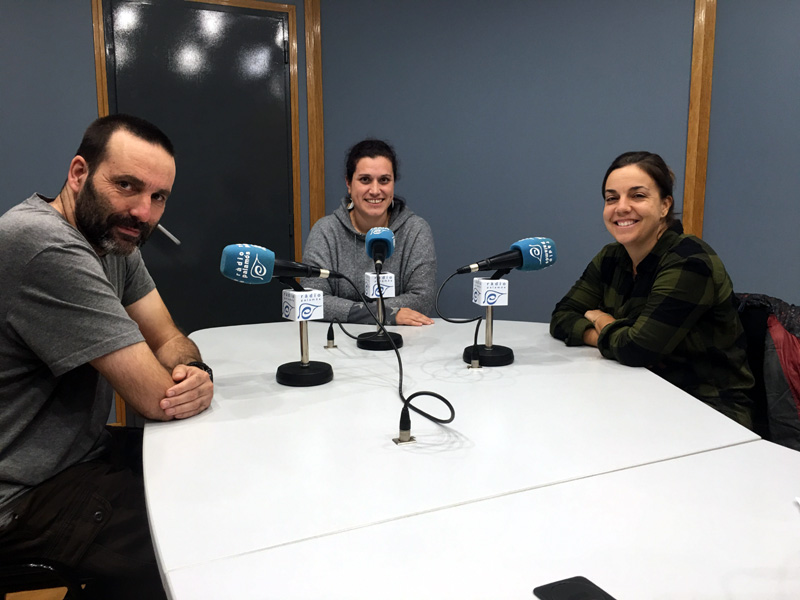 El mosso Manel Domènech, la treballadora social Anna Gimeno i la professora Mireia Agulló, a l'edició especial del 'Tal com raja'.