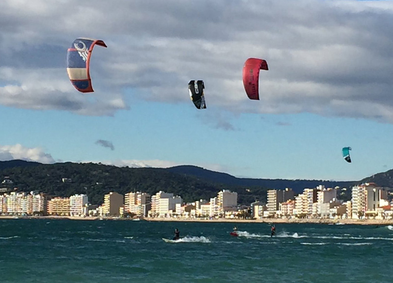 El vent de garbí d'ahir a la tarda va ser aprofitat pels amants del kitesurf a la platja Gran. (Foto: twitter.com/2agusti)
