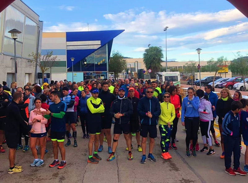 Els participants de la prova, concentrats a la zona esportiva de Sant Antoni. (Foto: Twinapp Running).