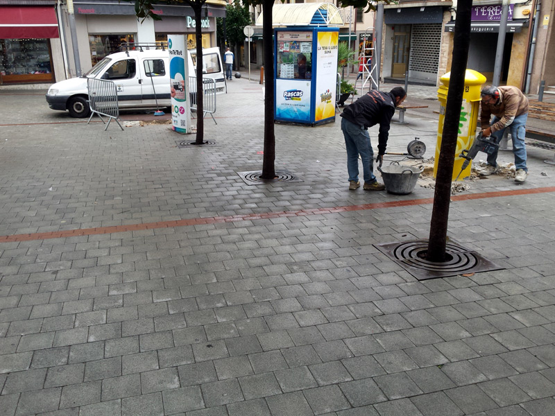 Operaris de la Brigada treballant a la plaça dels Arbres, ahir. (Foto: Ajuntament de Palamós).