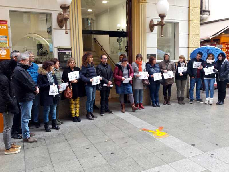 Concentració de treballadores socials, aquest migdia davant l'Ajuntament de Palamós. (Foto: Ajuntament de Palamós).