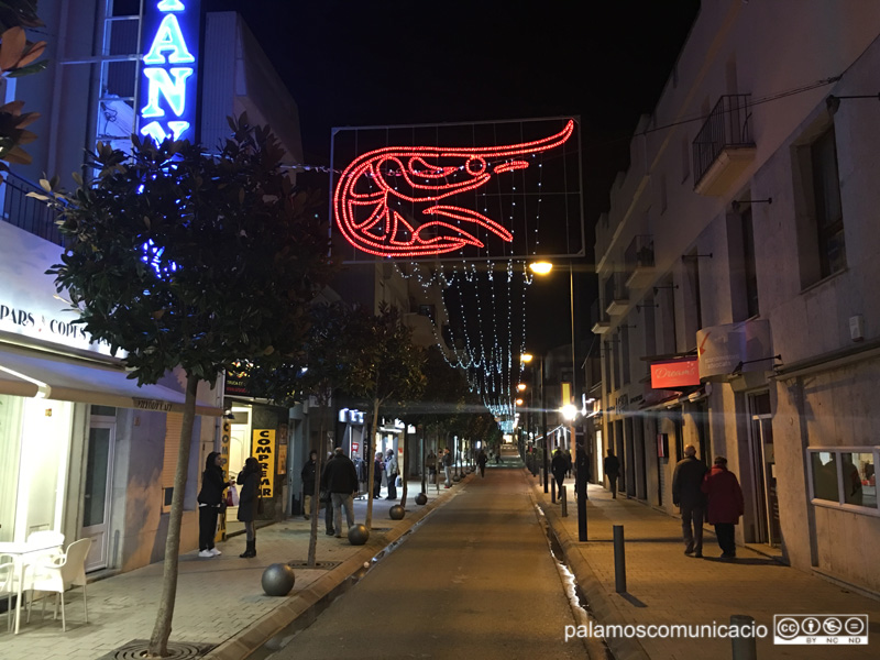 Els llums de Nadal ja llueixen als carrers de Palamós.