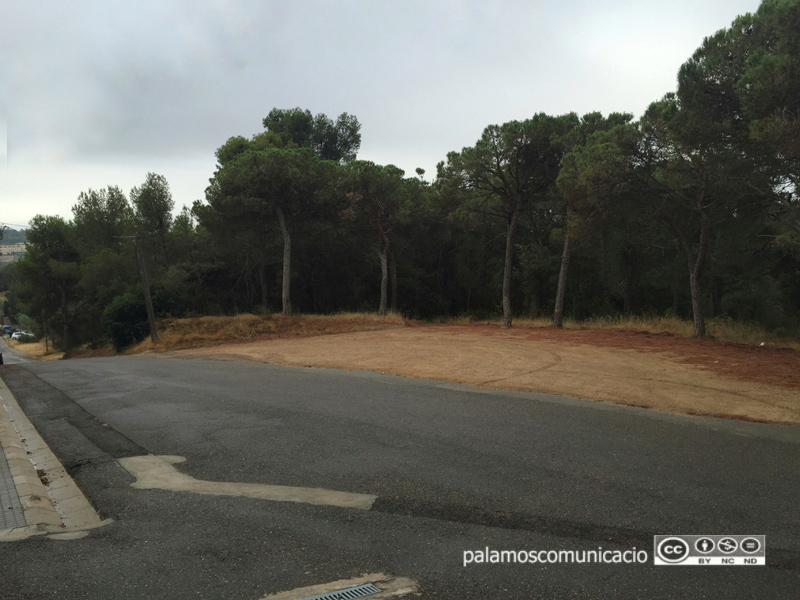 El carrer dels Almogàvers dona accés a l'escola Els Àngels.