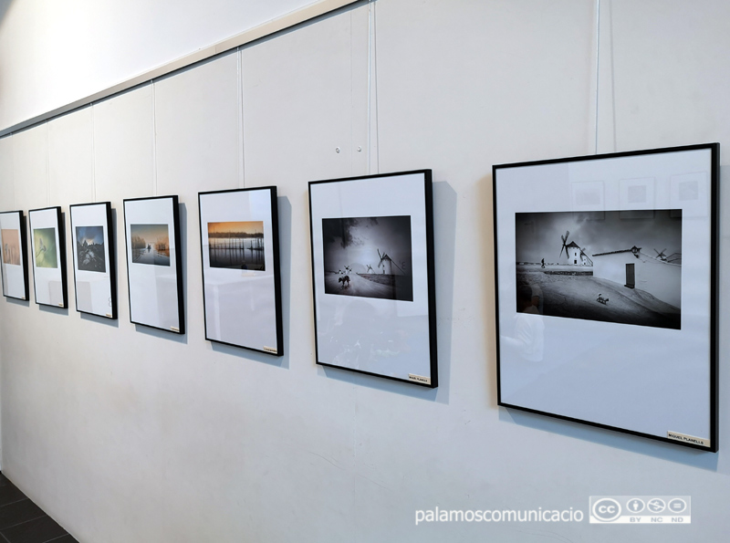 Un aspecte de l'exposició fotografica del Cine Club Bahía, a la Biblioteca.