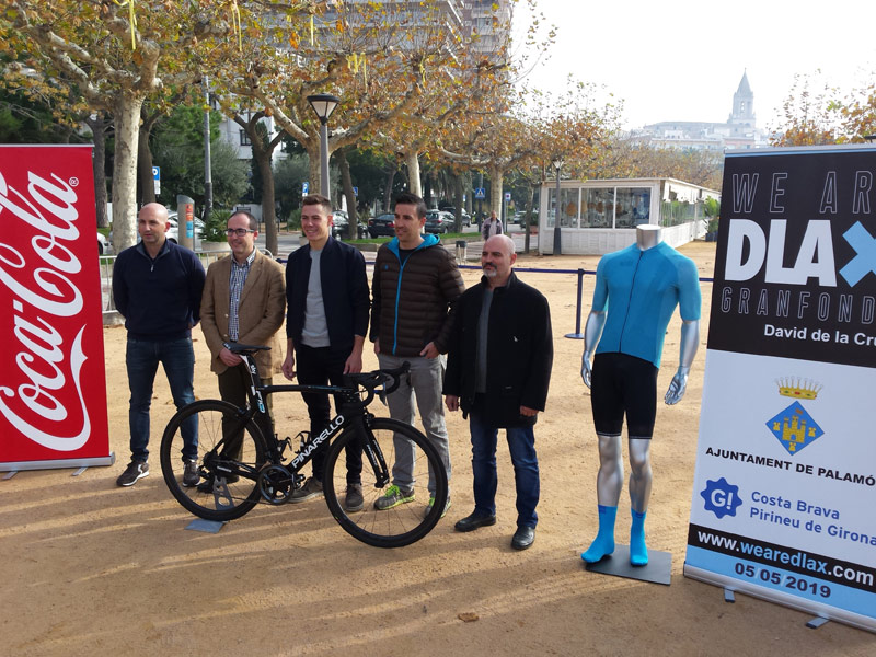 Presentació de la Gran Fondo David de la Cruz, aquest matí al passeig del Mar. (Foto: Ajuntament de Palamós).