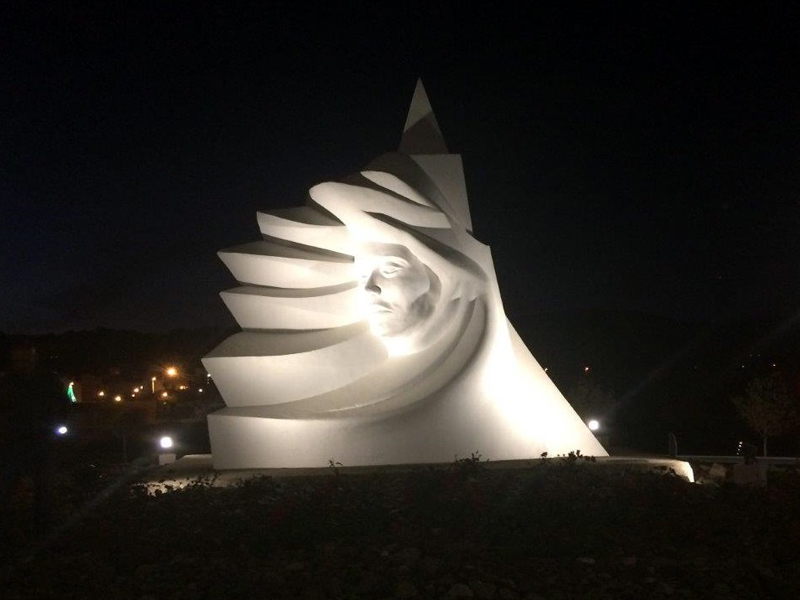 El conjunt escultòric, ja amb la nova il·luminació. (Foto: Ajuntament de Palamós).