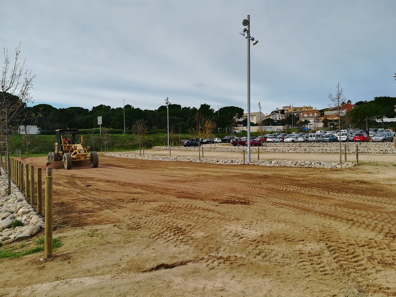 Treballs de condicionament a l'aparcament de Roqueta. (Foto: Ajuntament de Palamós).