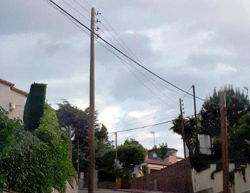 El trenat del cable elèctric que s'ha fet a la urbanització Mas Pere. (Foto: Endesa).