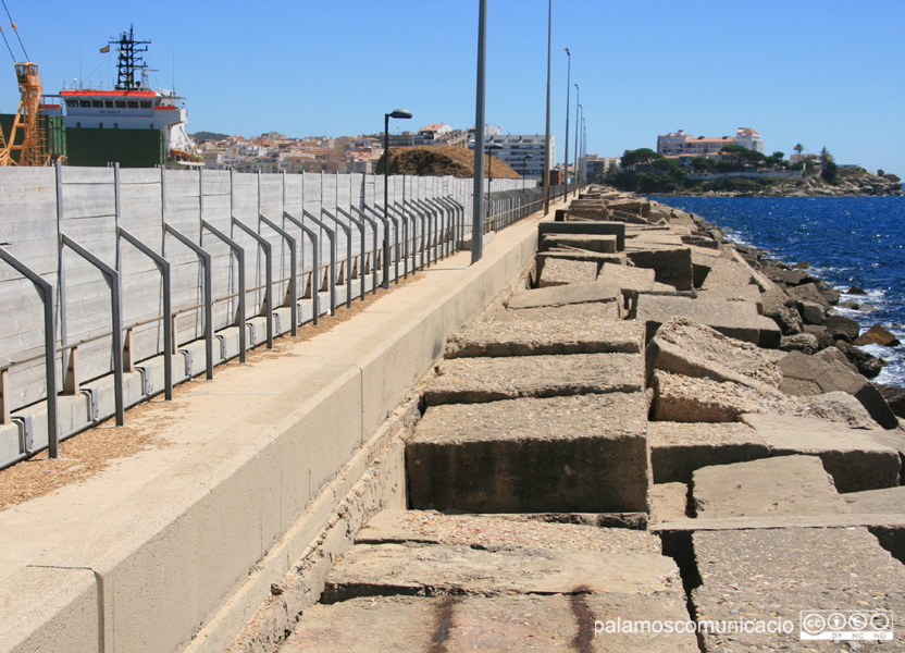 La part exterior del dic de recer del port de Palamós.