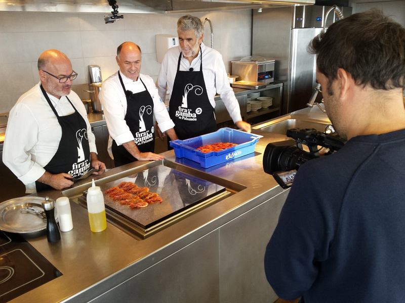 Juanma López Iturriaga a l'Espai del Peix amb els germans Boquera, durant la gravació del reportatge de televisió dedicat a la gamba. (Foto: Ajuntamen