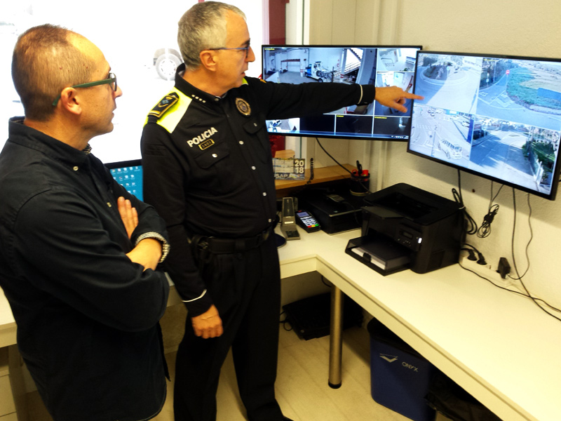 L'alcalde de Palamós, Lluís Puig, i l'inspector en cap de la Policia Local, José Luis Sancho, en el control de càmeres. (Foto: Ajuntament de Palamós).