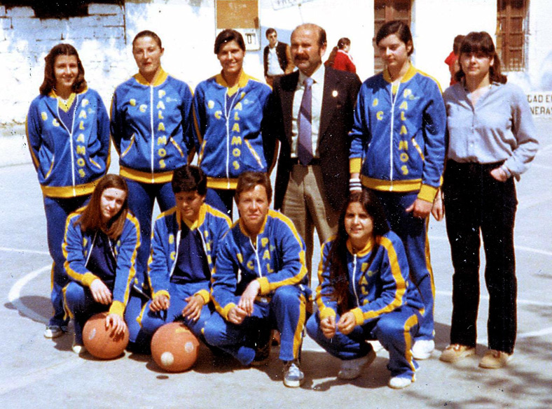 Imatge d'arxiu de Josep Crosa amb les noies d'un dels equips del BC Palamós que va entrenar. (Foto: fons Ramon Sarrinat).