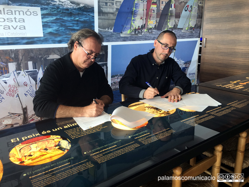 Firma del conveni entre l'Ajuntament i el CNCB-Vela Palamós per a la Christmas Race, ahir.