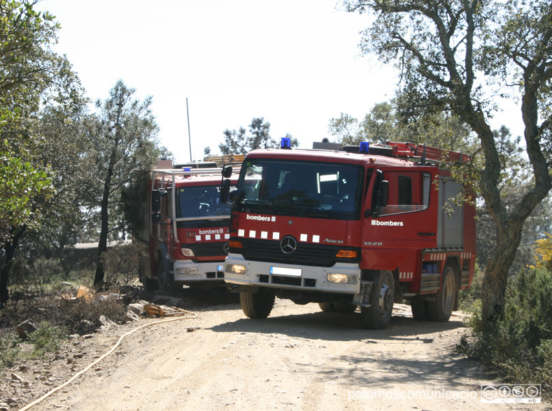 Dotacions de bombers en acció a les Gavarres, en una imatge d'arxiu.