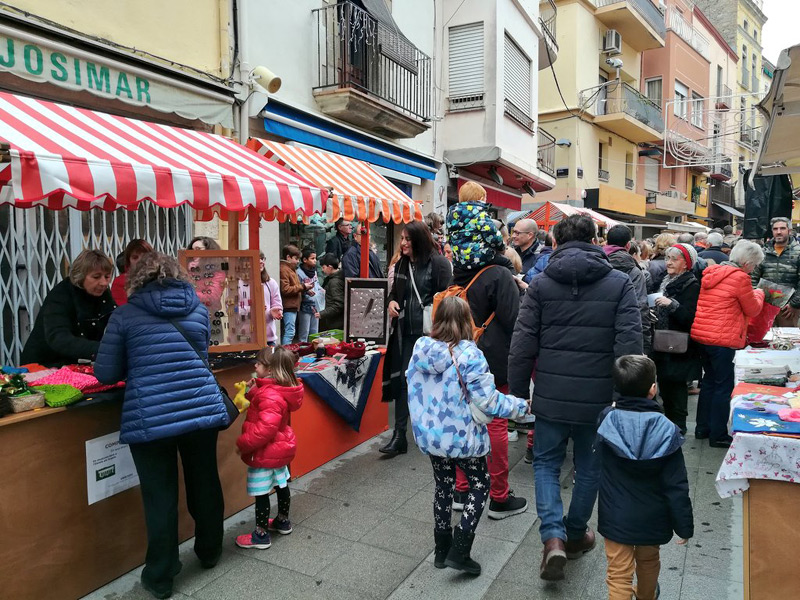 Parades de la Fira Nadalenca, ahir al carrer Major. (Foto: Ajuntament de Palamós).