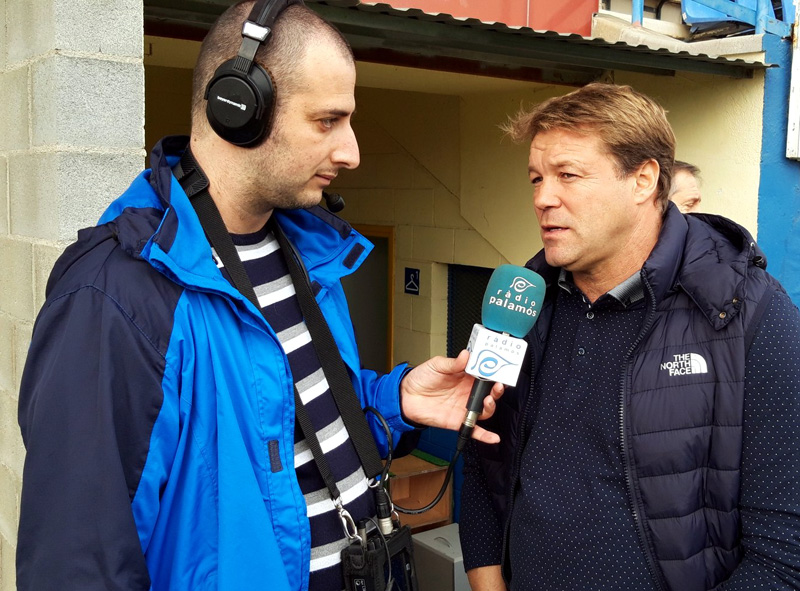 Javi Bujer parlant amb el tècnic del Palamós, Javi Salamero. (Foto: Sergi Cortés).