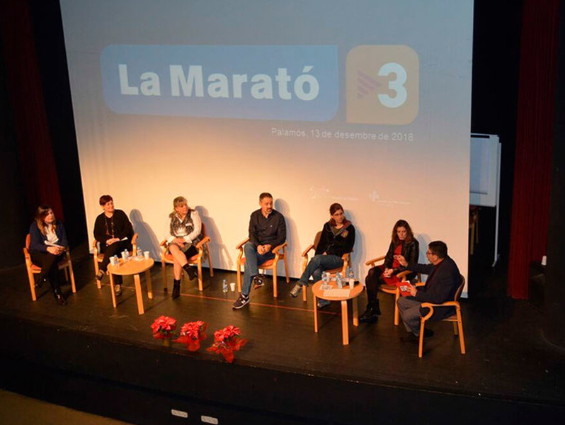 L'acte va girar a l'entorn d'una taula que va reunir professionals assistencials i pacients. (Foto: SSIBE).