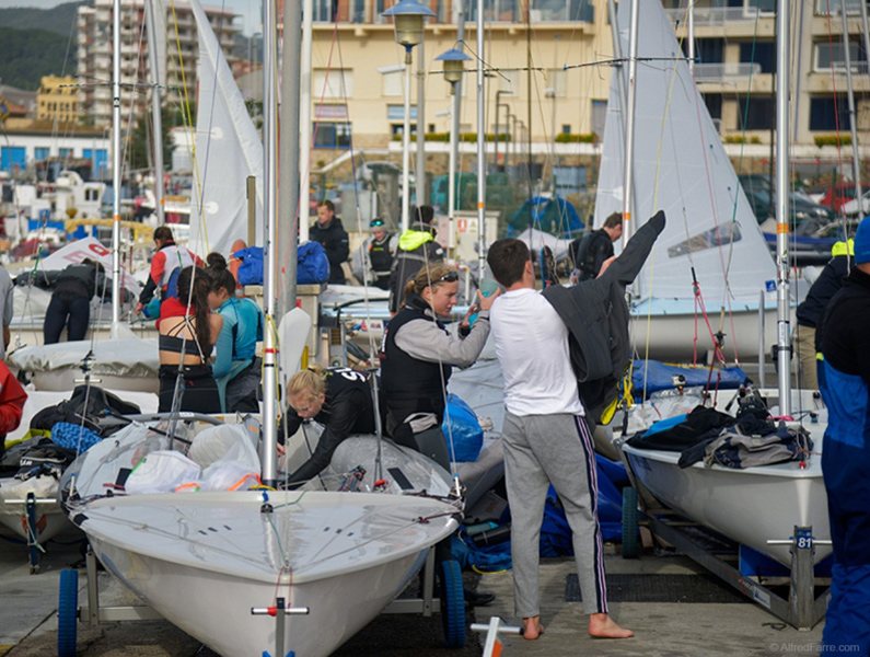 Regatistes fent els darrers preparatius a les seves embarcacions. (Foto: Alfred Farré).