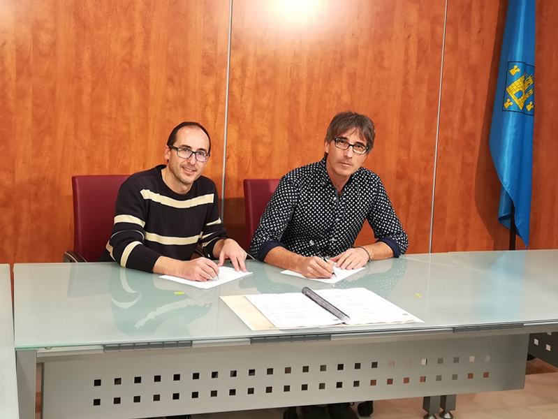 L'alcalde Lluís Puig i el director de l'escola Vedruna, Mario Mercader, durant la signatura del conveni. (Foto: Ajuntament de Palamós).