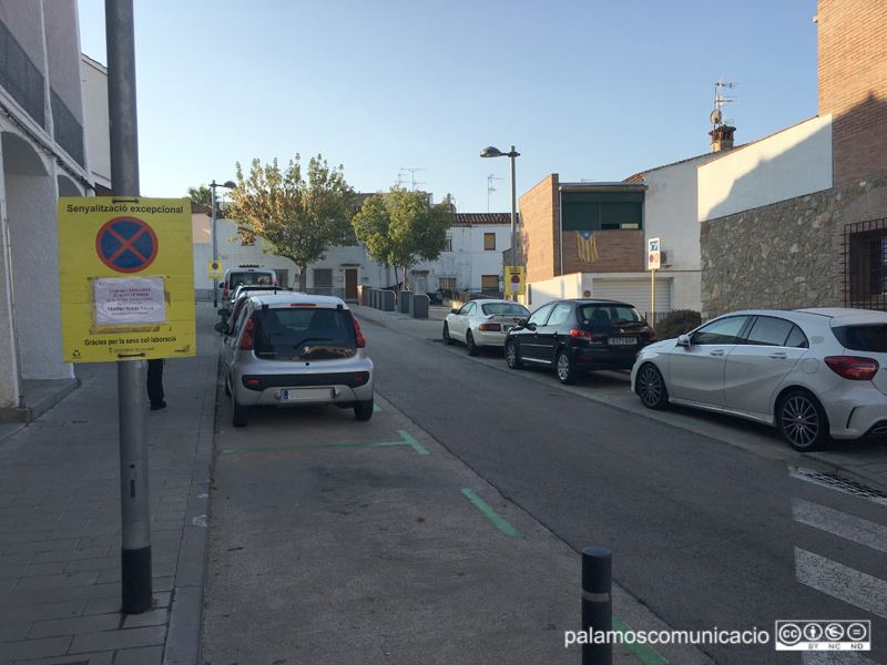 Senyalització al carrer de la Mare de Déu de Montserrat informant que demà s'hi farà una neteja intensiva.