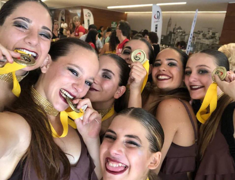 Les ballarines de La Fàbrica de la Dansa amb la medalla d'or aconseguida a la Dance World Cup. (Foto: La Fàbrica de la Dansa).