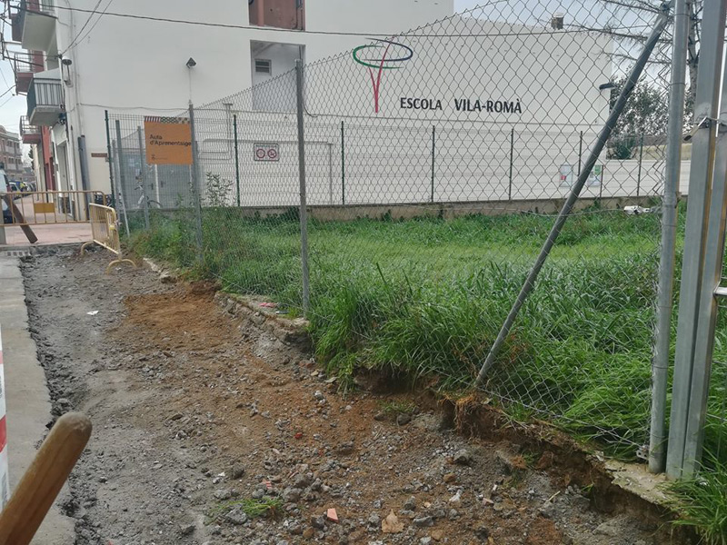Obres a la vorera del carrer de la Riera. (Foto: Ajuntament de Palamós).