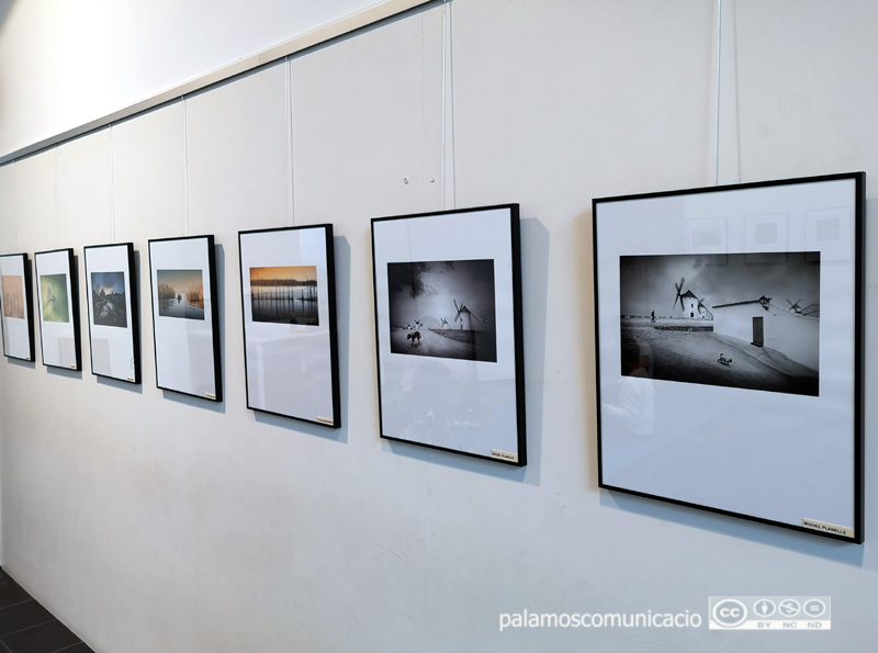 Un aspecte de l'exposició fotografica del Cine Club Bahía que es pot veure fins al 19 de gener a la Biblioteca.