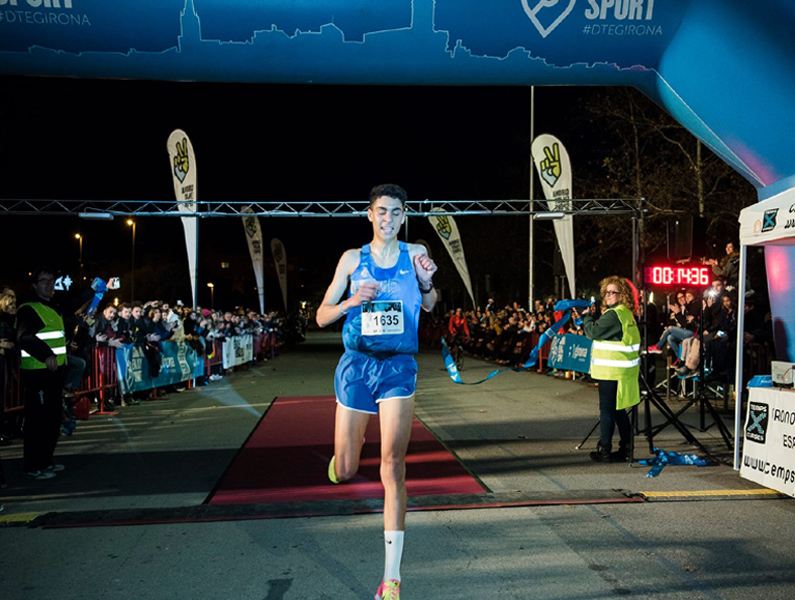 Mahboub arribant primer a la meta l'any passat. (Foto: Facebook Sant Silvestre Girona Enjoy Sport).