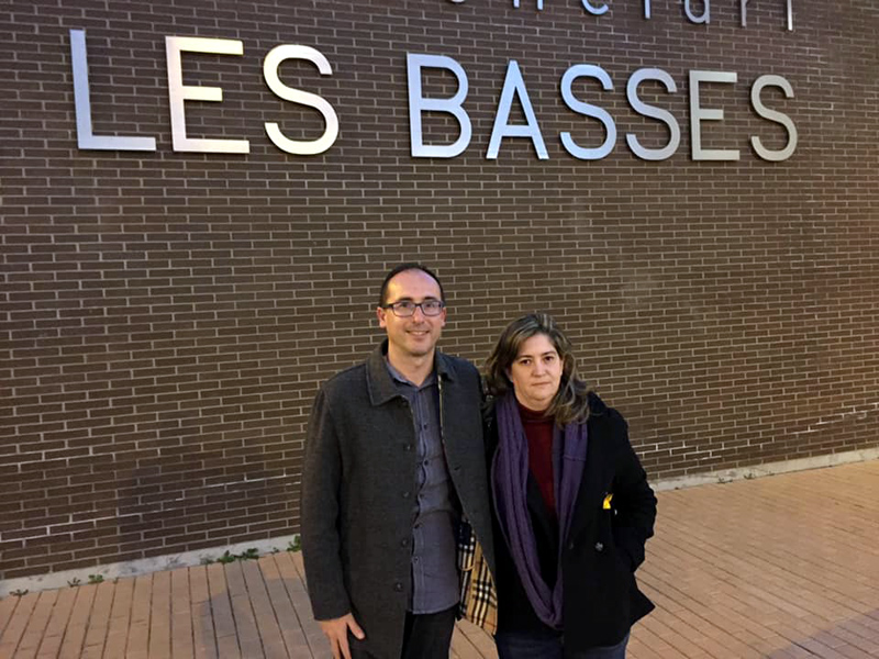 L'alcalde Lluís Puig i la regidora Maria Puig, ahir al sortir del centre penitenciari de Puig de les Basses. (Foto: Lluís Puig).