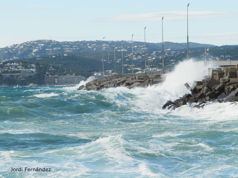El temporal de migjorn del passat divendres va provocar onades de més de dos metres a Palamós. (Foto: Jordi Fernàndez).