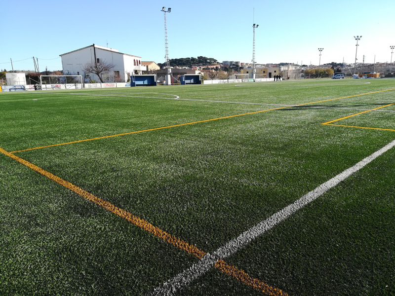 La gespa que s'ha posat és de nova generació i millorarà la pràctica de l'esport. (Foto: Ajuntament de Palamós).