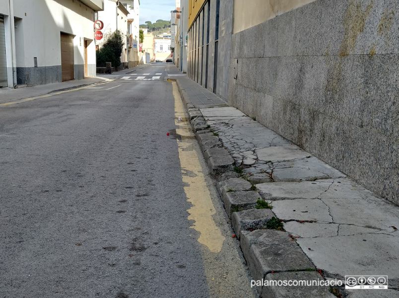 Vorera deteriorada al carrer de Sant Joan Baptista de La Salle.