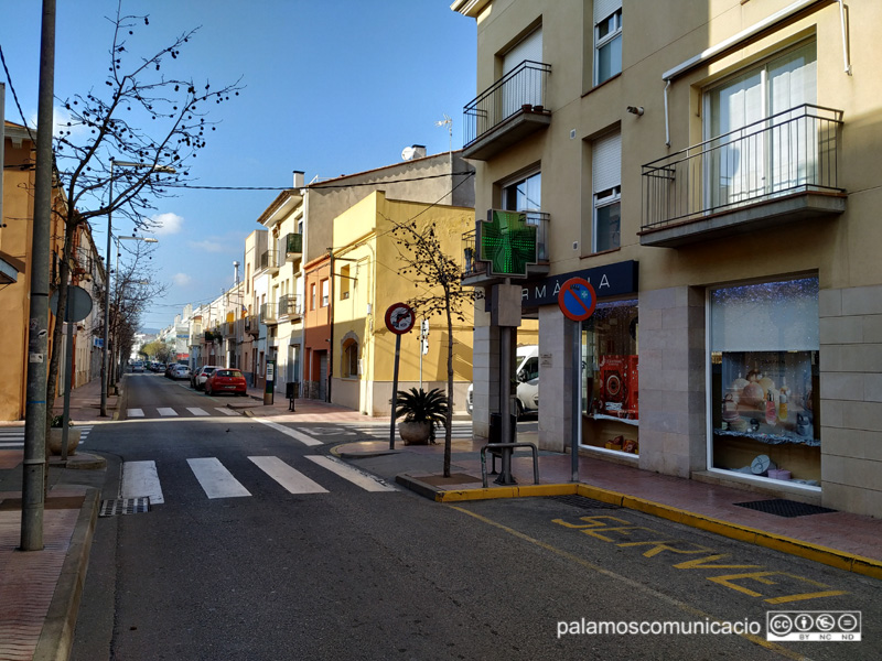 La farmàcia està situada a l'avinguda del President Macià, a Palamós.