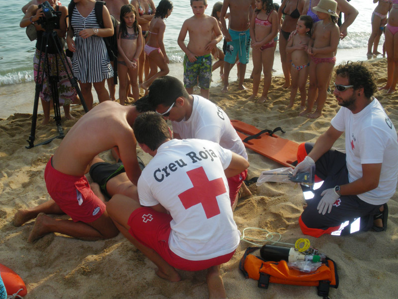 Simulacre de socorrisme a la platja de Palamós, en una imatge d'arxiu. (Foto: Creu Roja Palamós).