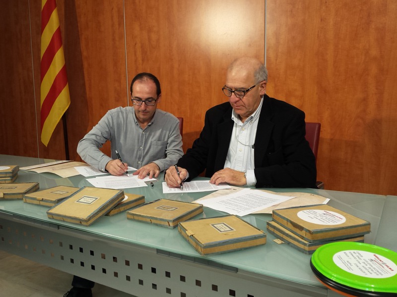 L’alcalde Lluís Puig, i Lluís Leyda, descendent de la família Escoruela, signant el conveni de cessió del Fons. (Foto: Ajuntament de Palamós).