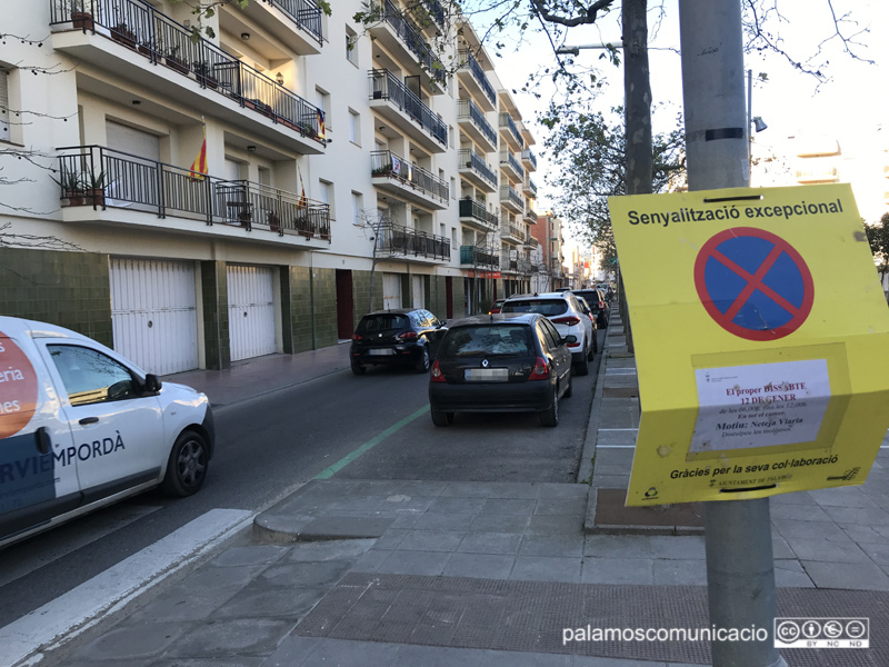 Senyalització a l'avinguda del President Macià informant que demà s'hi farà una neteja intensiva.