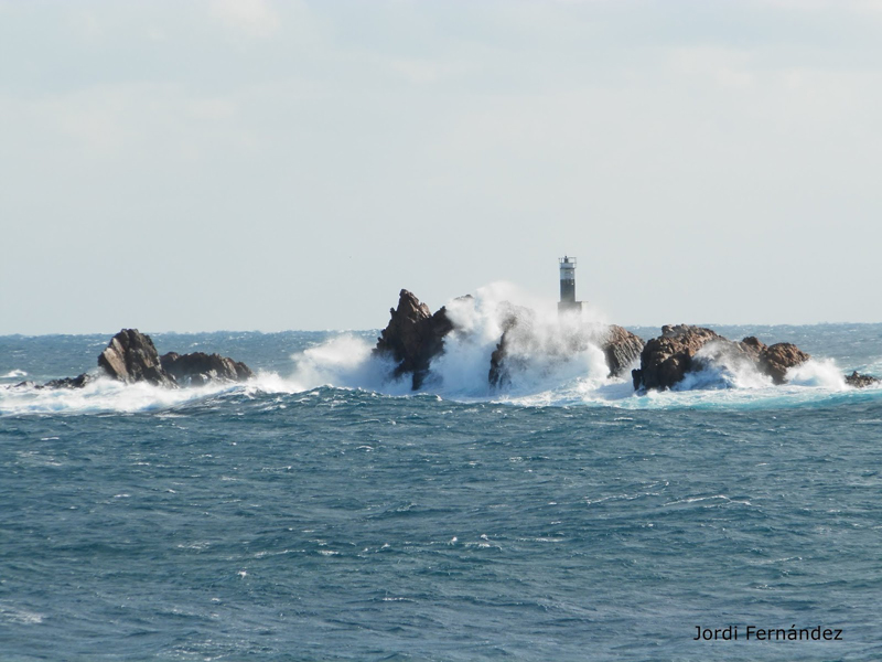 Onades impactant a les illes Formigues, el passat dijous. (Foto: J. Fernández tempspalamos.blogspot.com).