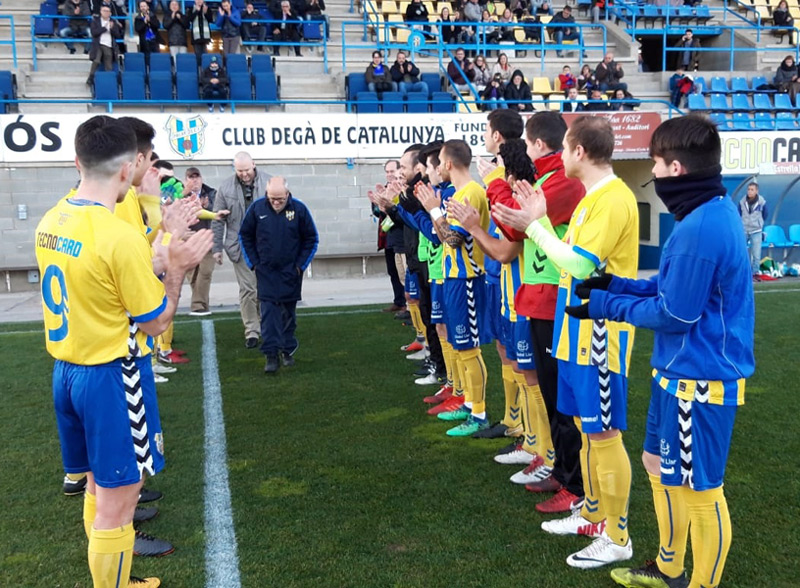 Abans del partit, els jugadors van fer el passadís per homenatjar Josep Arxer, que va ser encarregat del club durant més de 30 anys. (Foto: S. Cortés)